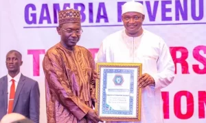 DG-receiving-Compliant-Award-from-the-President-of-the-Republic-_-_002_
